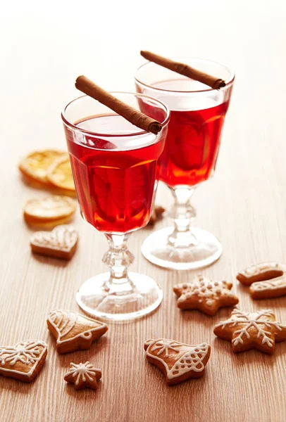 Two glasses of mulled wine with gingerbread — Stock Photo, Image