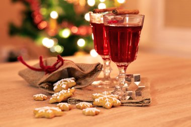 İki bardak gingerbread ve baharat ile mulled şarap