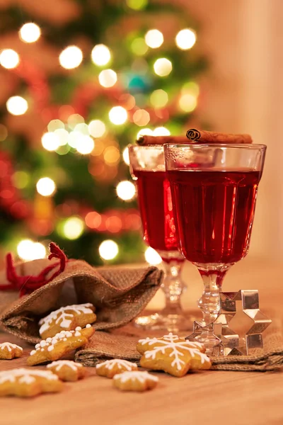 Deux verres de vin chaud avec du pain d'épice et des épices — Photo