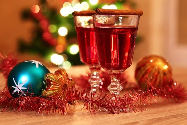 Two glasses of mulled wine with christmas baubles — Stock Photo, Image