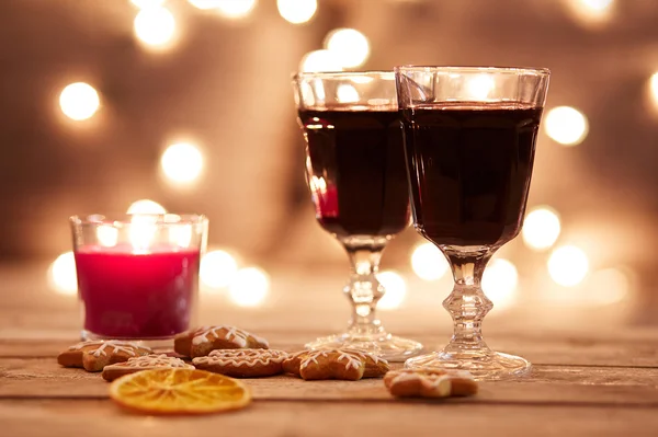 Dois copos de vinho quente com pão de gengibre — Fotografia de Stock