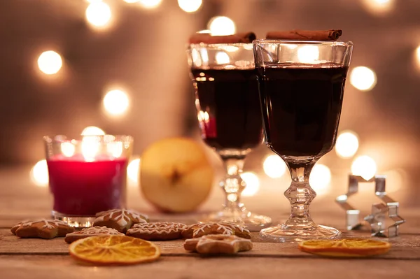 Zwei Gläser Glühwein mit Lebkuchen und Gewürzen — Stockfoto