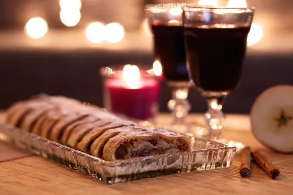 Apple strudel with sugar and mulled wine — Stock Photo, Image