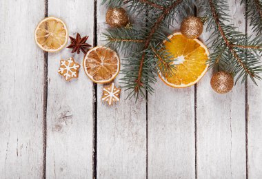 Noel kurabiye ve kurutulmuş portakal