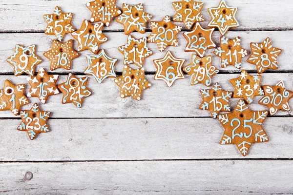 Galletas de jengibre de Navidad en mesa blanca —  Fotos de Stock