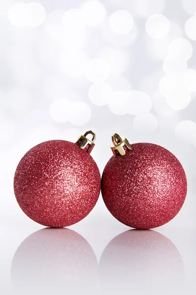 Zwei Weihnachtskugeln auf abstraktem Hintergrund — Stockfoto