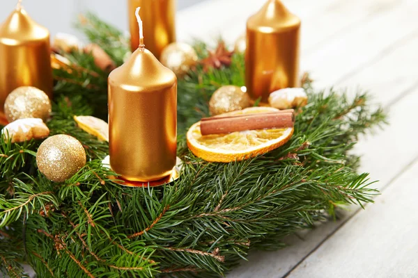 Corona de Navidad en el fondo de madera — Foto de Stock