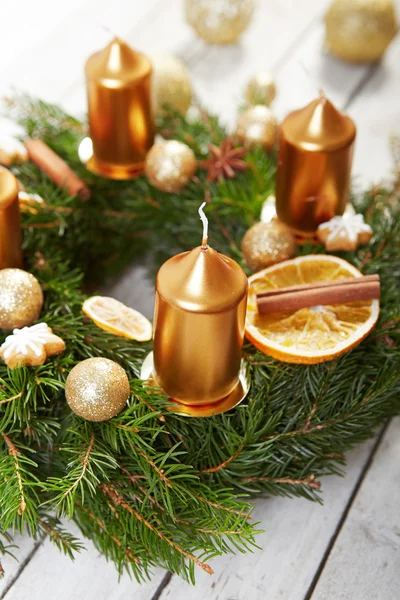 Corona de Navidad en el fondo de madera — Foto de Stock