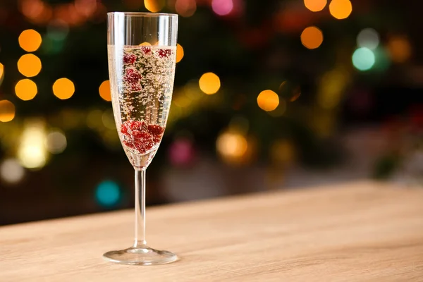 Copo cheio de champanhe com cranberries — Fotografia de Stock