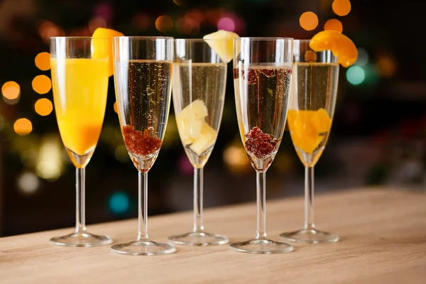 Cinco copas de champán con fruta —  Fotos de Stock