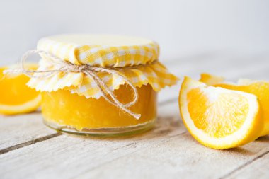 Beyaz masada portakal marmelat