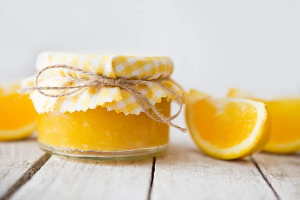 Oranje marmelade op witte tafel — Stockfoto