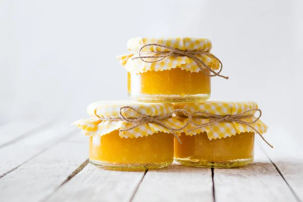 Marmelada laranja na mesa branca — Fotografia de Stock