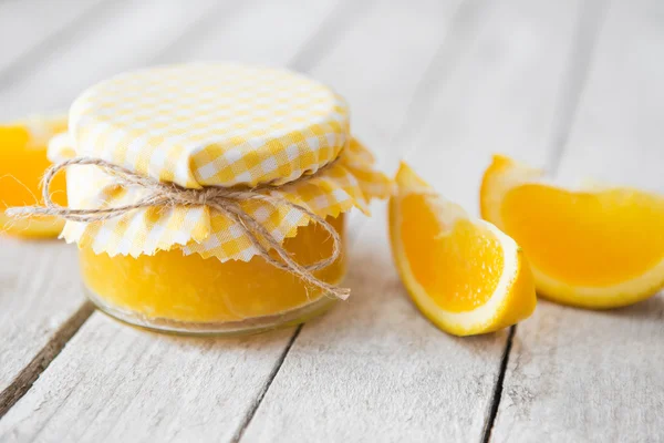 Marmelada laranja na mesa branca — Fotografia de Stock