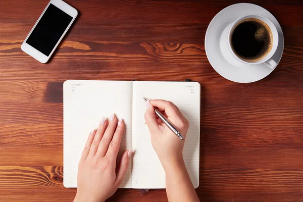 Mujer escribiendo a mano en un diario —  Fotos de Stock