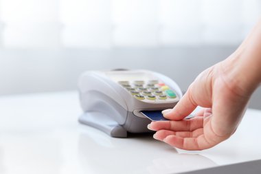 Kadın ödeme kredi tarafından