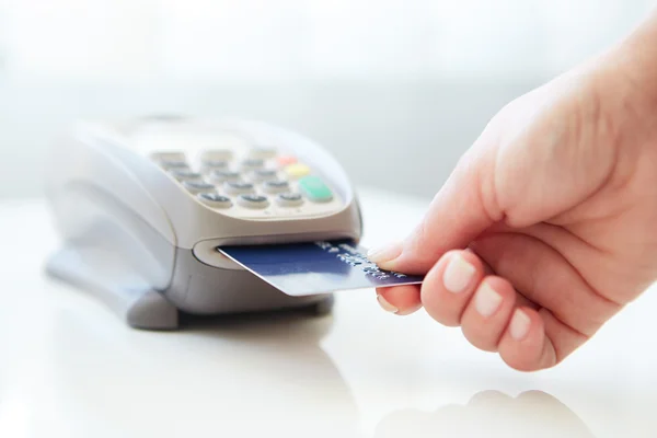 Kobieta zapłacić kartą kredytową — Zdjęcie stockowe