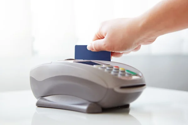 Kobieta zapłacić kartą kredytową — Zdjęcie stockowe