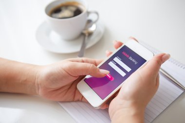Mobil bankacılık kullanarak eller