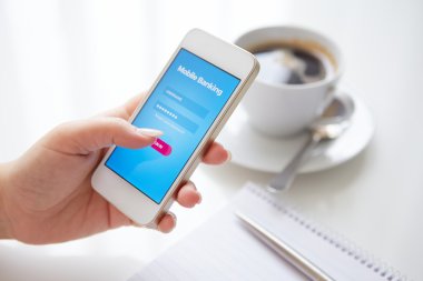 Mobil bankacılık kullanarak eller