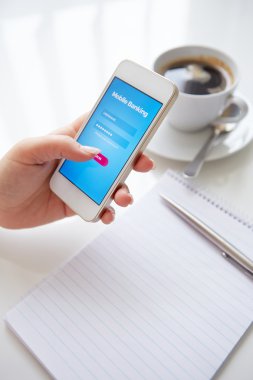 Mobil bankacılık kullanarak eller