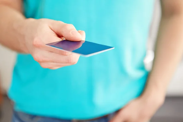 Homem dá um cartão de crédito para pagar — Fotografia de Stock