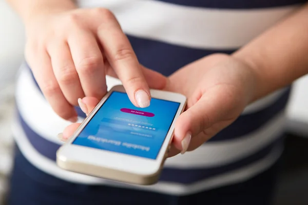 Mani femminili utilizzando mobile banking — Foto Stock