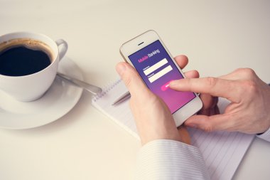 Erkek ellerini kullanarak mobil bankacılık
