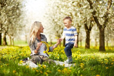 Annesi bir çiçek onun oğlu vardır.