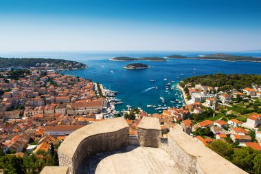 Eski liman Hvar town göster