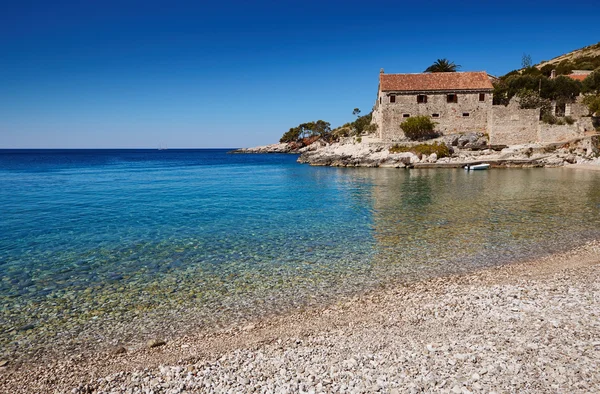 Playa en el mar Adriático en la isla, Croacia — Foto de Stock