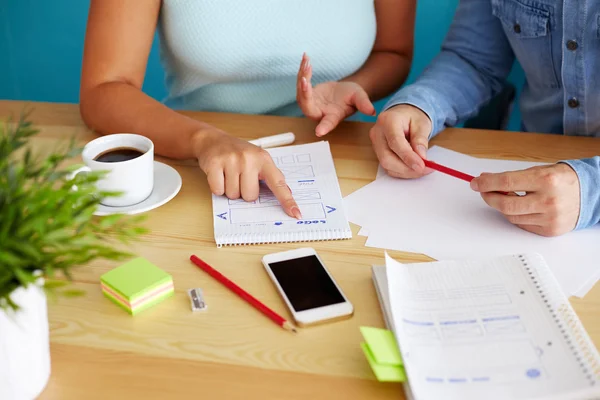 Vrouw en man met schetsen ontwerpen — Stockfoto