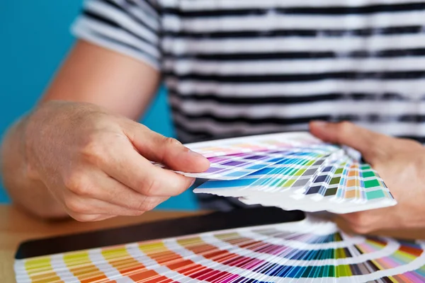 Γραφίστας, επιλέγοντας ένα χρώμα — Φωτογραφία Αρχείου