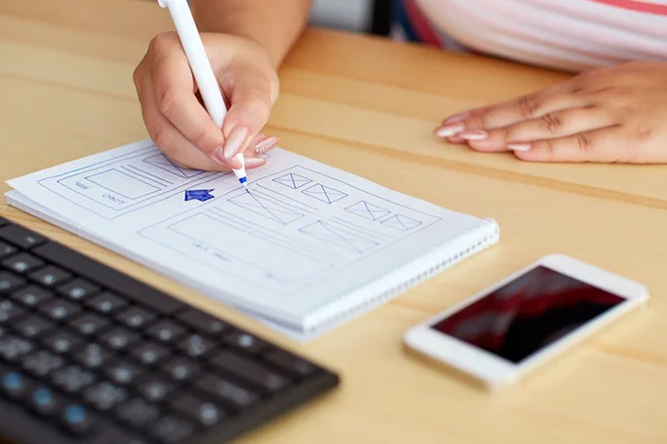 Woman sketching on paper — Stock Photo, Image