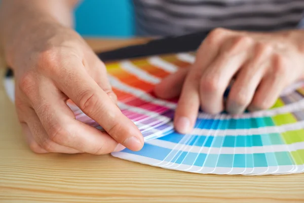 Grafisk formgivare att välja en färg — Stockfoto