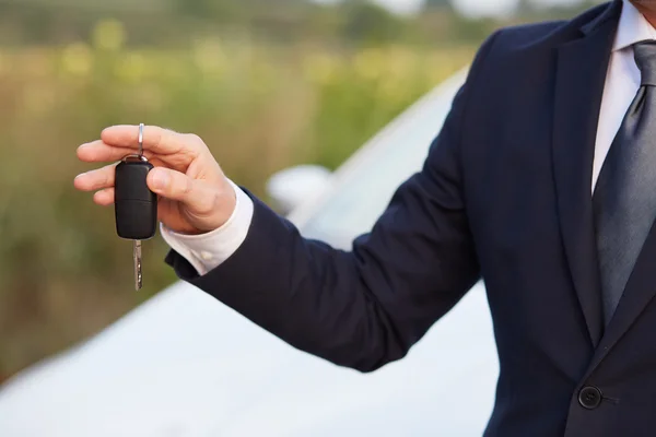 Homem segurando chaves do carro — Fotografia de Stock