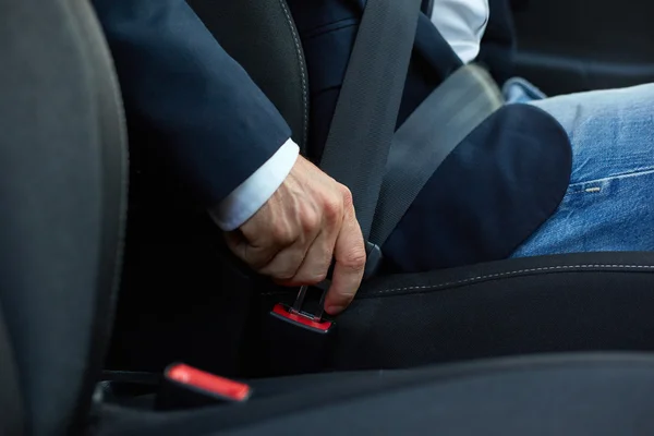 Driver fastens his seat belt — ストック写真