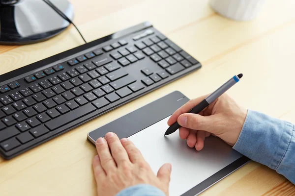 Hände Grafiker bei der Arbeit — Stockfoto