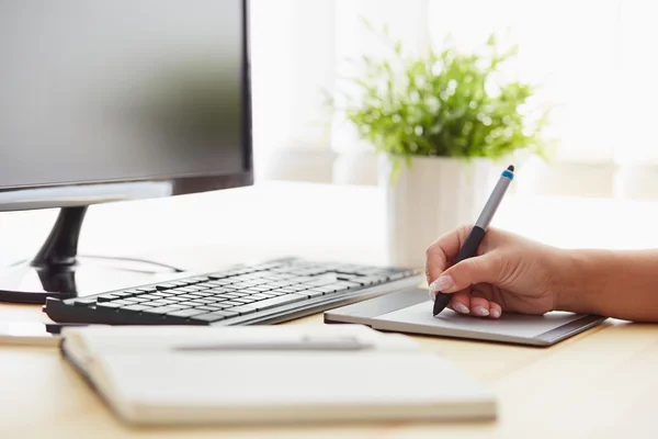 Graphic designer working on a digital tablet — Stock Photo, Image