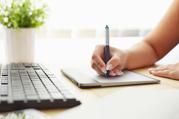 Graphic designer working on a digital tablet — Stock Photo, Image