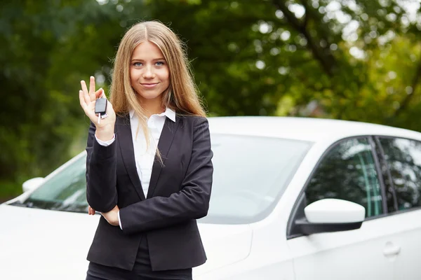 Mulher de negócios com a chave do carro — Fotografia de Stock