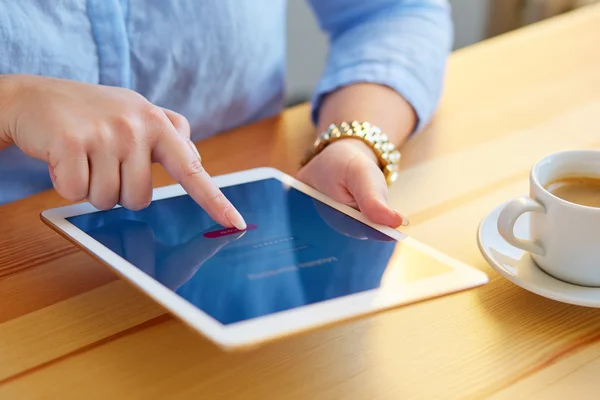 Mãos femininas tocando em um tablet — Fotografia de Stock