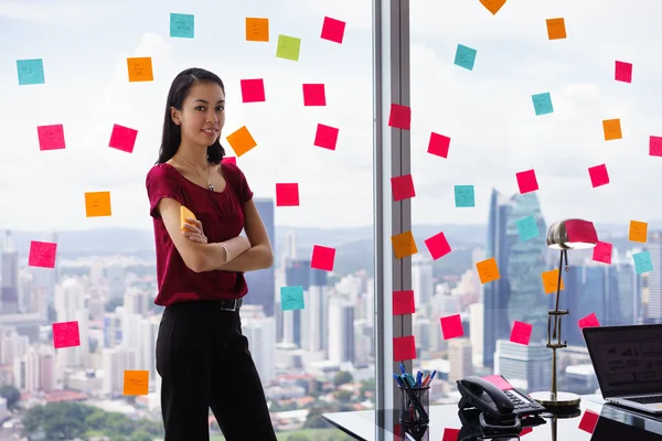 Portrait Business Woman Writing Sticky Notes Smiling Happy — Stock Photo, Image