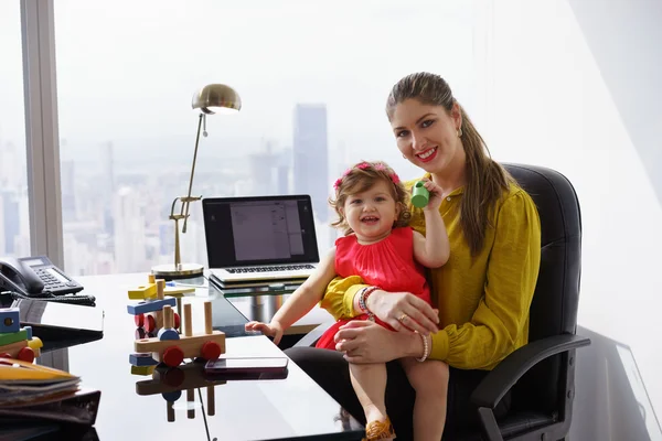 Retrato mãe empresária mulher jogar criança no trabalho — Fotografia de Stock