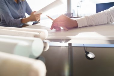 Tablodaki kadın mimar planları konut projeleri