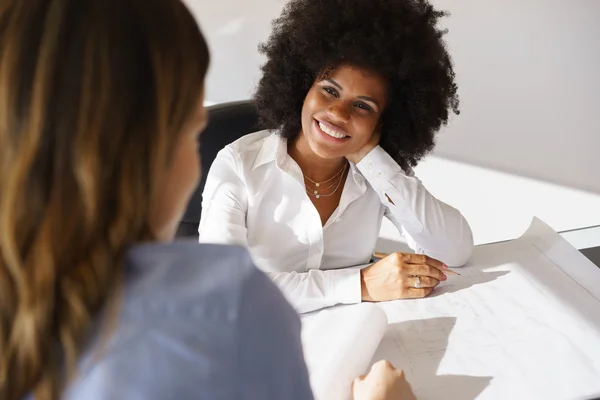 Arquitecto Negro Mujeres Hablando Planes y Proyecto de Vivienda — Foto de Stock