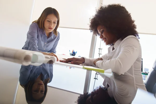 Colegas Arquitecto Mujeres Hablando Planes y Proyecto de Vivienda — Foto de Stock