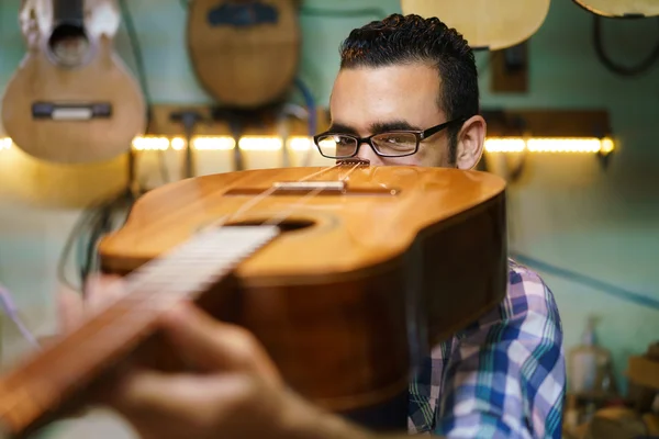 Alaúde fabricante verificando ponte e braço de guitarra clássica — Fotografia de Stock