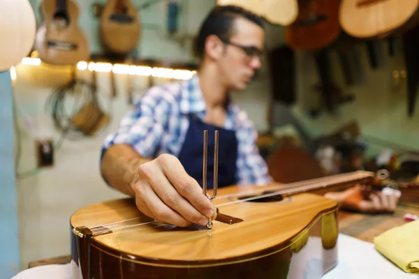 Artisan Lutemaker Tuning Handmade Classic Guitar With Diapason — Stock Photo, Image