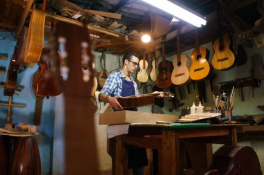 Esnaf UD yapımcısı gitar müzik enstrümanı durumda C için saklamak.